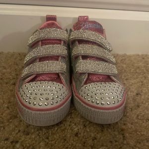 I’m selling these sketchers that are a size 13.5